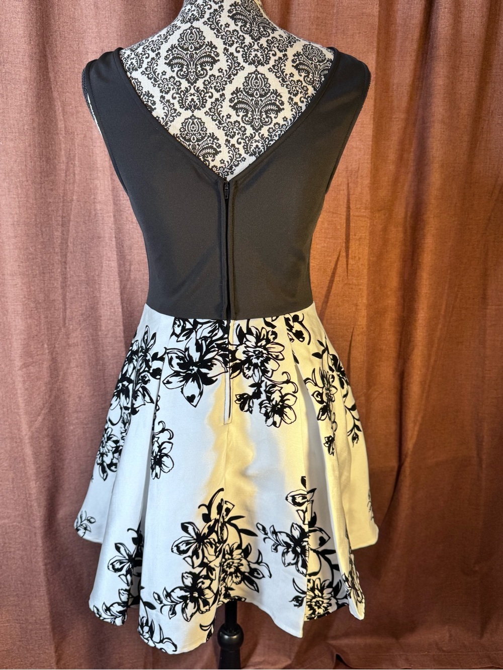 Social Couture Black & White Velvet Floral Fit-and-Flare Dress size M - Picture 5 of 9